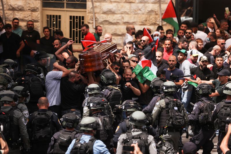 Policía israelí se enfrenta a asistentes al funeral de periodista palestina