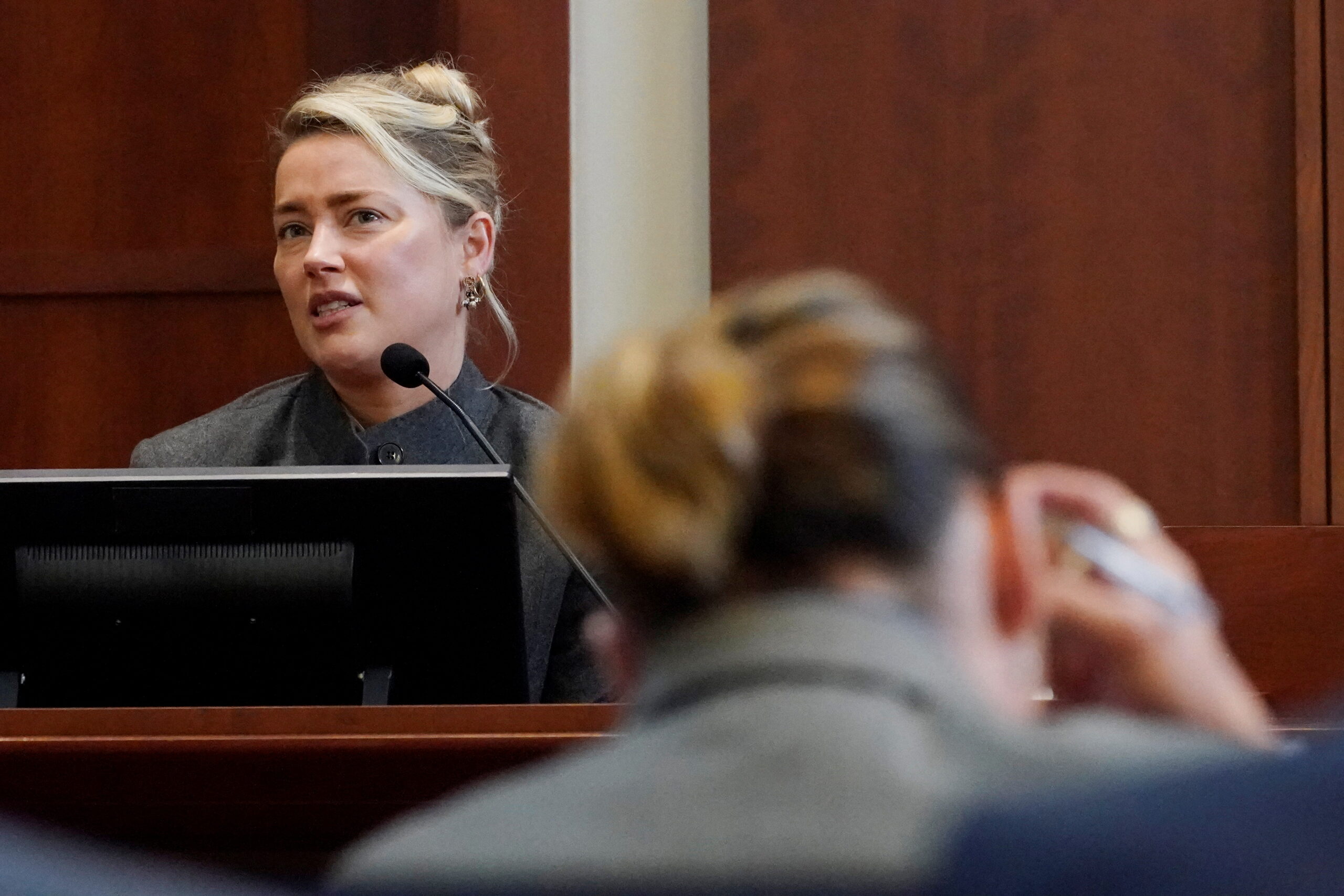 “No fui yo, fue el perro”: Amber Heard negó haber dejado excremento en la cama de Johnny Depp