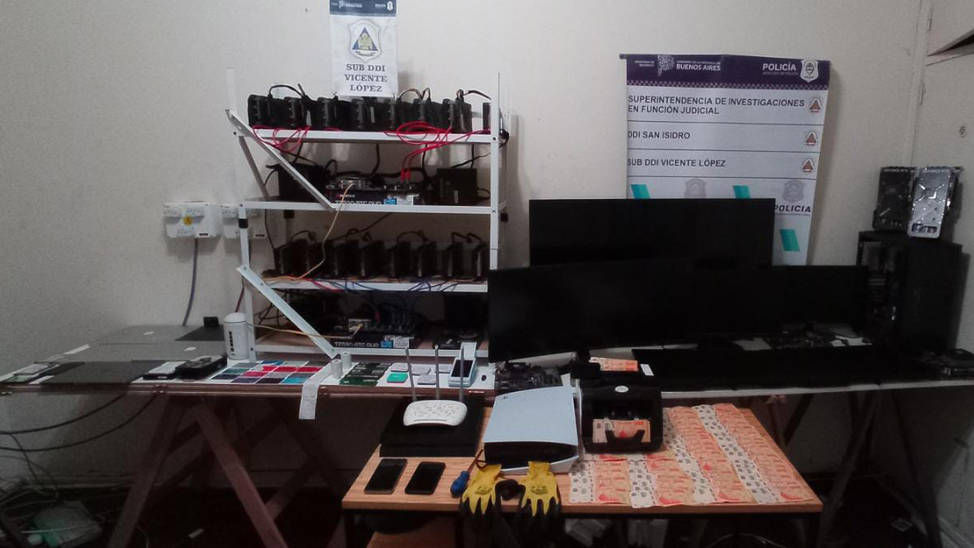 El rincón en la casa del imputado desde donde concretaba las estafas, según la investigación