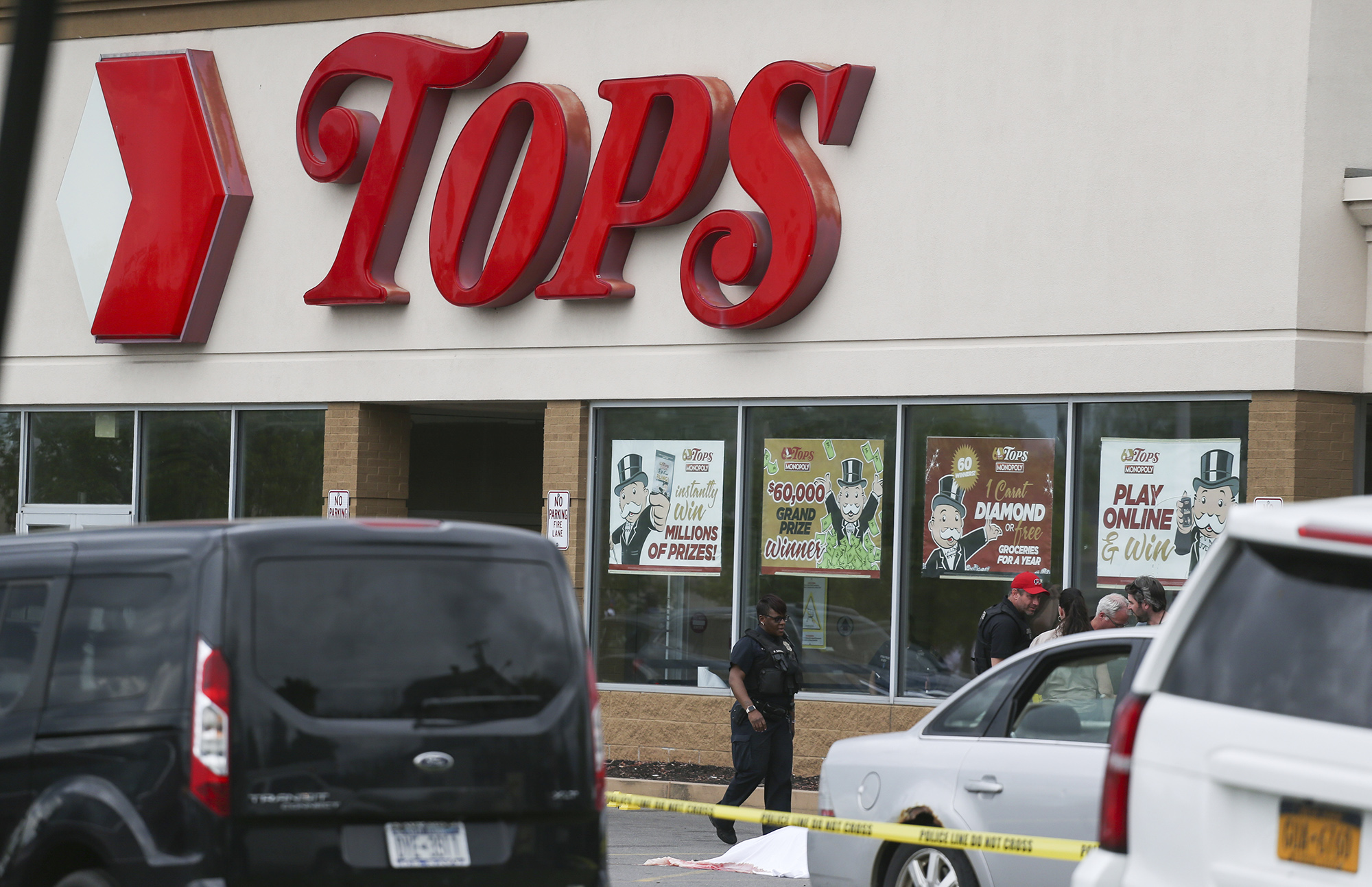 La escena del tiroteo que terminó con la vida de 10 personas en Buffalo, Nueva York (AP Photo/Joshua Bessex)