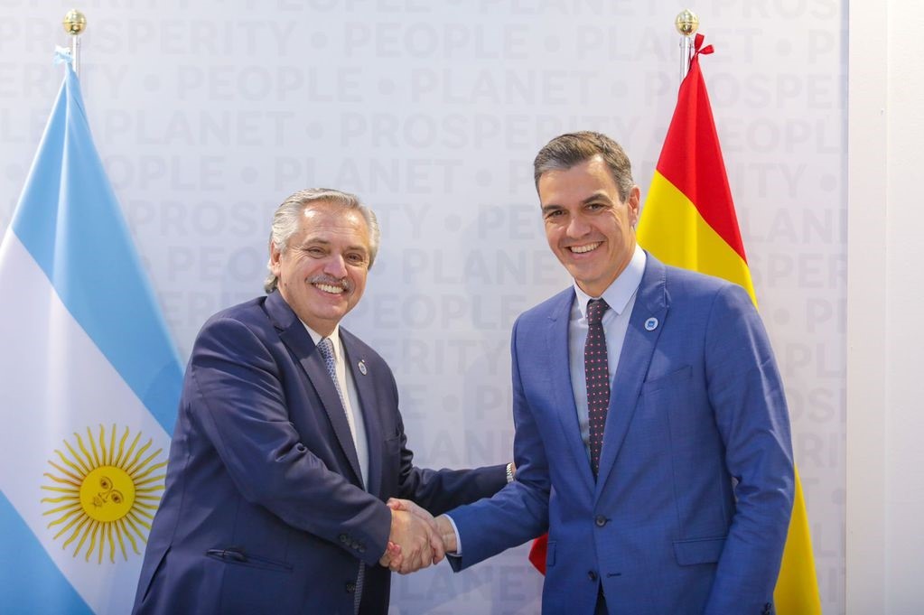 La primer parada del Presidente fue en España, donde se encontró con Pedro Sánchez