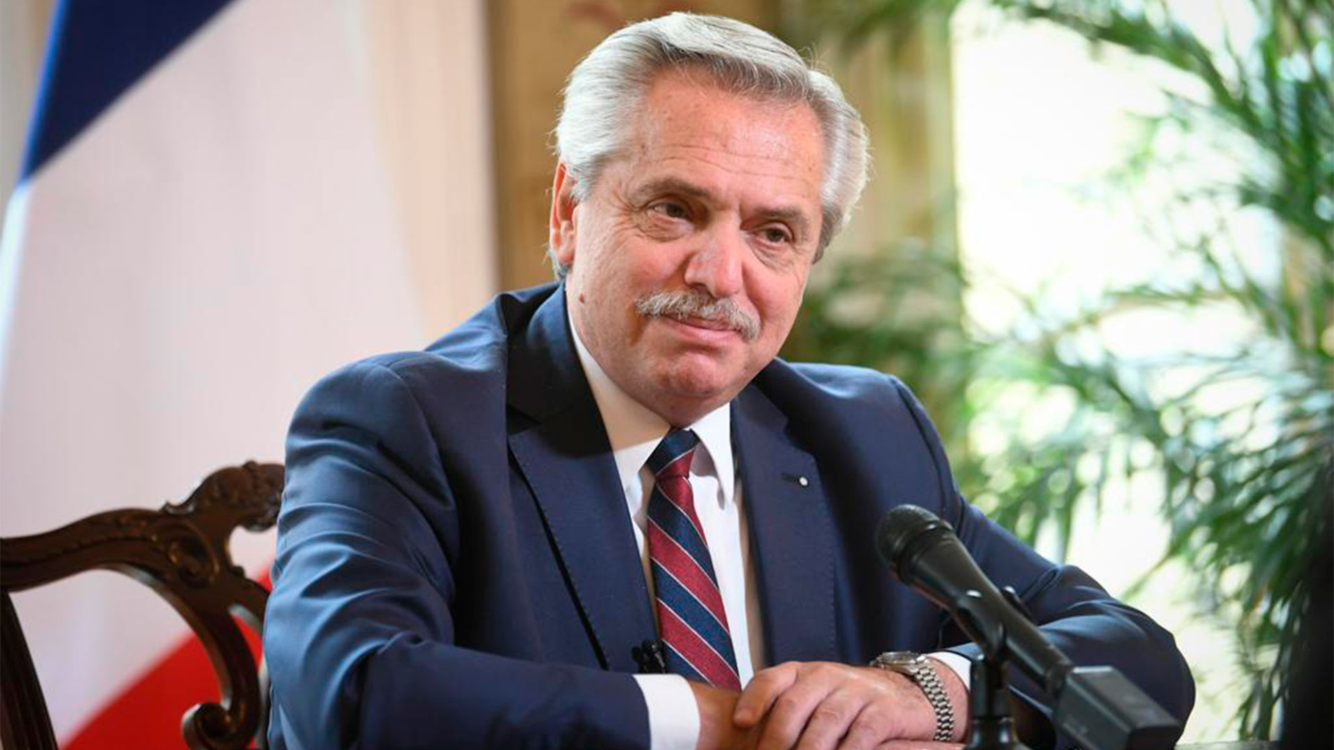 Alberto Fernández durante la conferencia que brindó ayer en la embajada argentina en Francia