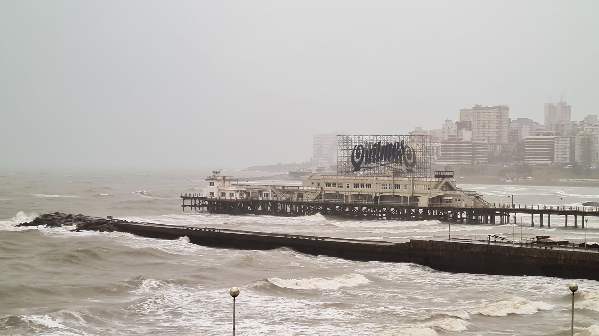 La costa bonaerense se ve amenazada por el ciclón (Christian Heit)