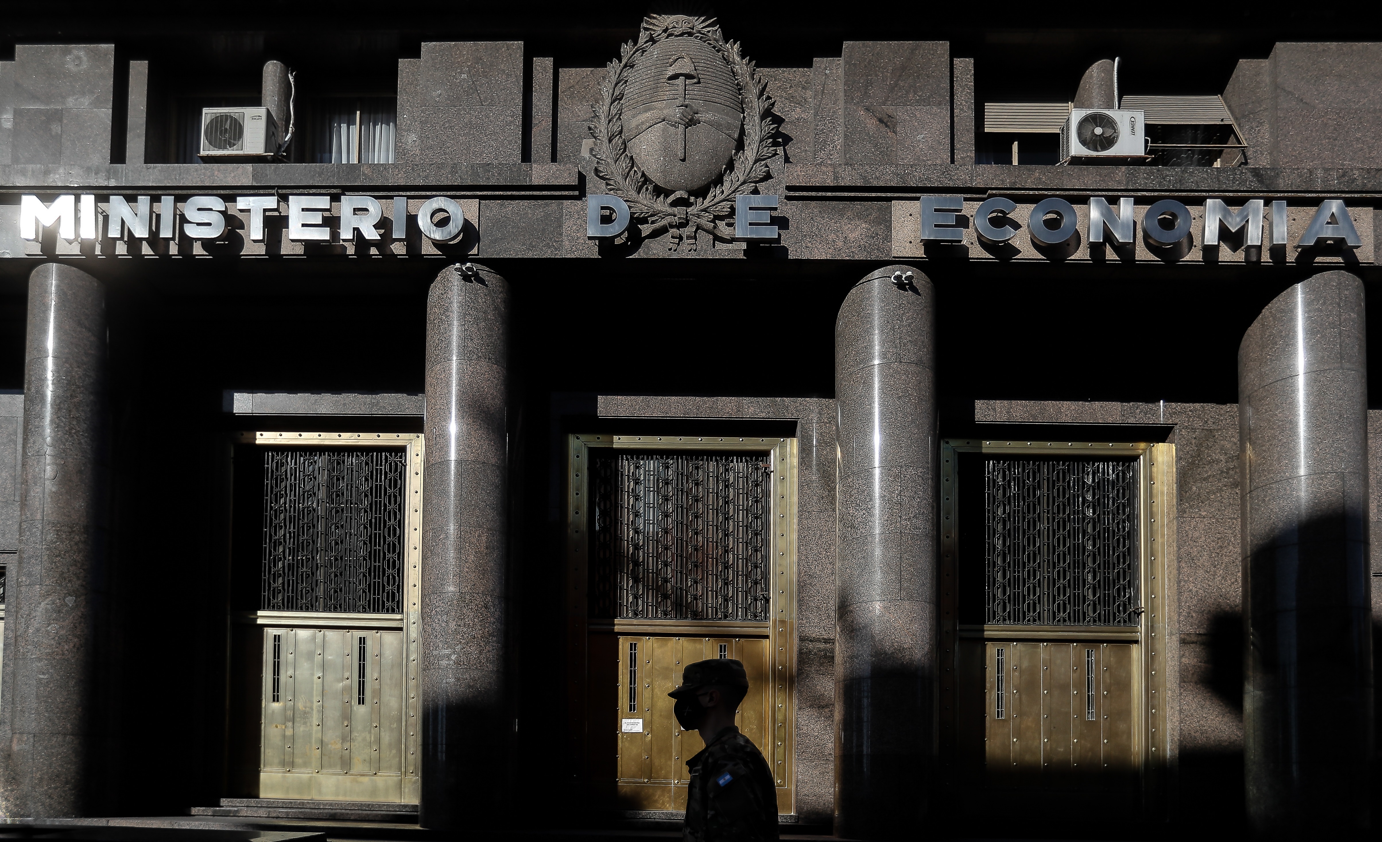 Una persona camina frente al ministerio de Economía en Buenos Aires (Argentina), en una fotografía de archivo. EFE/Juan Ignacio Roncoroni
