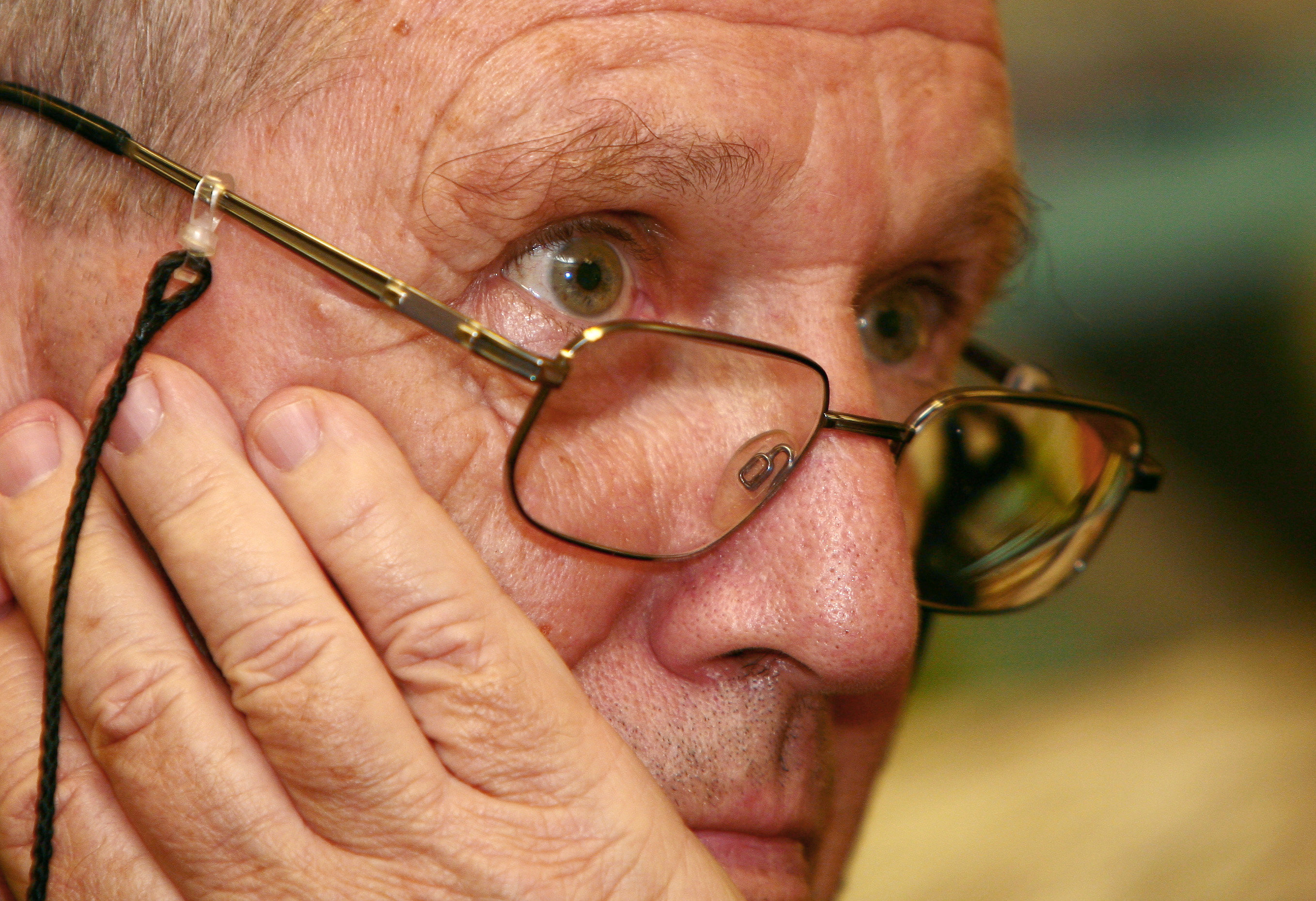 FILE PHOTO: Israeli novelist Amos Oz listens to a question during a meeting with Russian writers in the Russian PEN centre in Moscow September 7, 2006. REUTERS/Anton Denisov/File photo