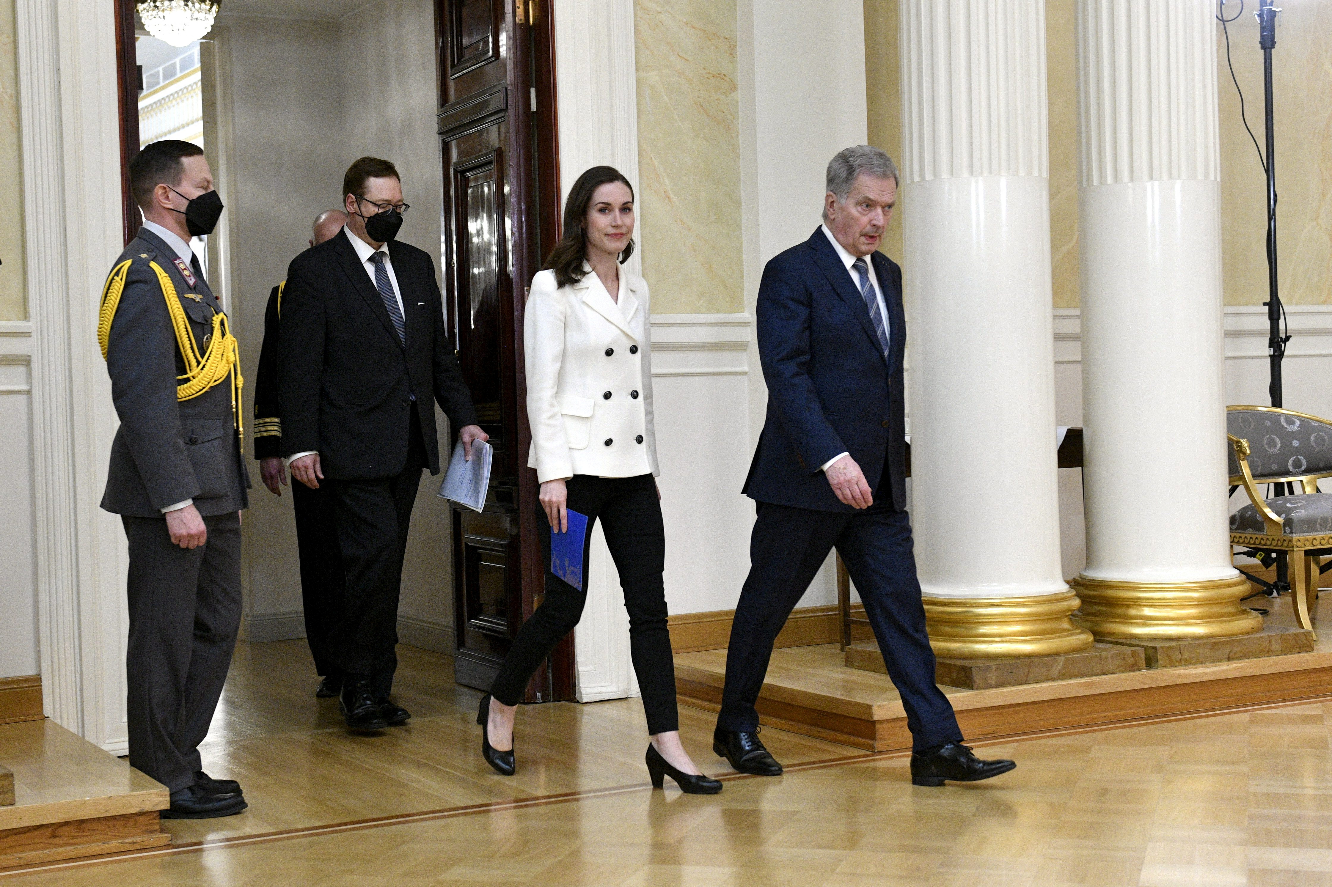 La primera ministra de Finlandia, Sanna Marin, y el presidente de Finlandia, Sauli Niinisto, llegan para asistir a una conferencia de prensa conjunta sobre las decisiones de política de seguridad de Finlandia en el Palacio Presidencial en Helsinki, Finlandia, el 15 de mayo de 2022. Heikki Saukkomaa/ Lehtikuva/via REUTERS