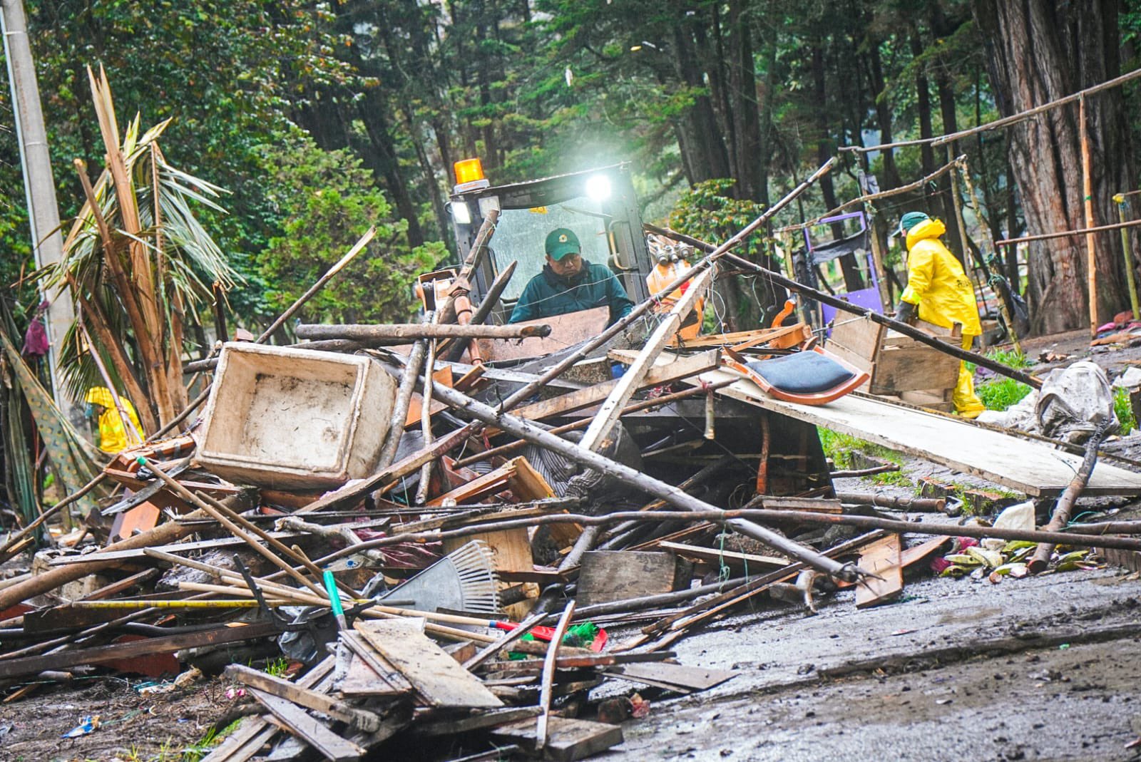 Imágenes de las maquinarias de la Uaesp levantando escombros del Parque Nacional. Foto: Uaesp