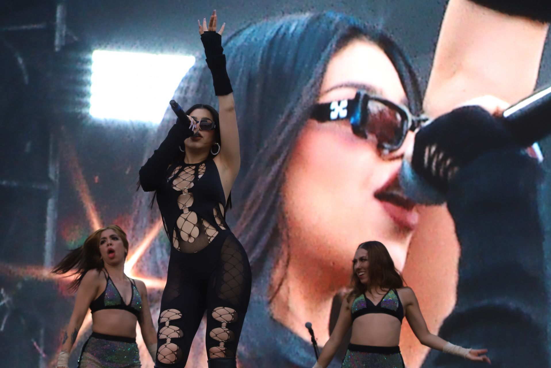 CIUDAD DE MÉXICO, 14MAYO2022. Kenia Os durante el segundo día del festival Tecate Emblema en su primera edición en el Autódromo Hermanos Rodríguez. FOTO: EDGAR NEGRETE/CUARTOSCURO.COM