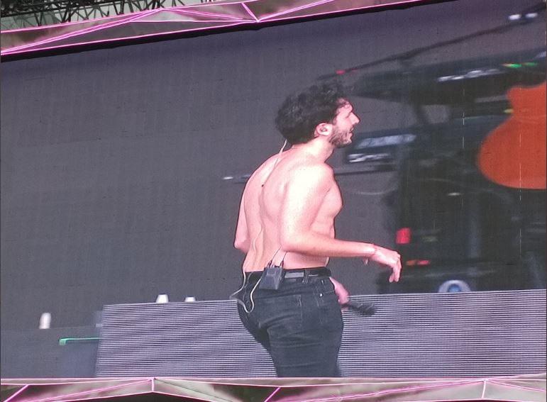 El cantante se quitó la camisa que llevaba y enloqueció a sus fans: "Oigan, me enamoré", escribió una usuaria en Twitter (Captura: @Altagreis/Twitter)