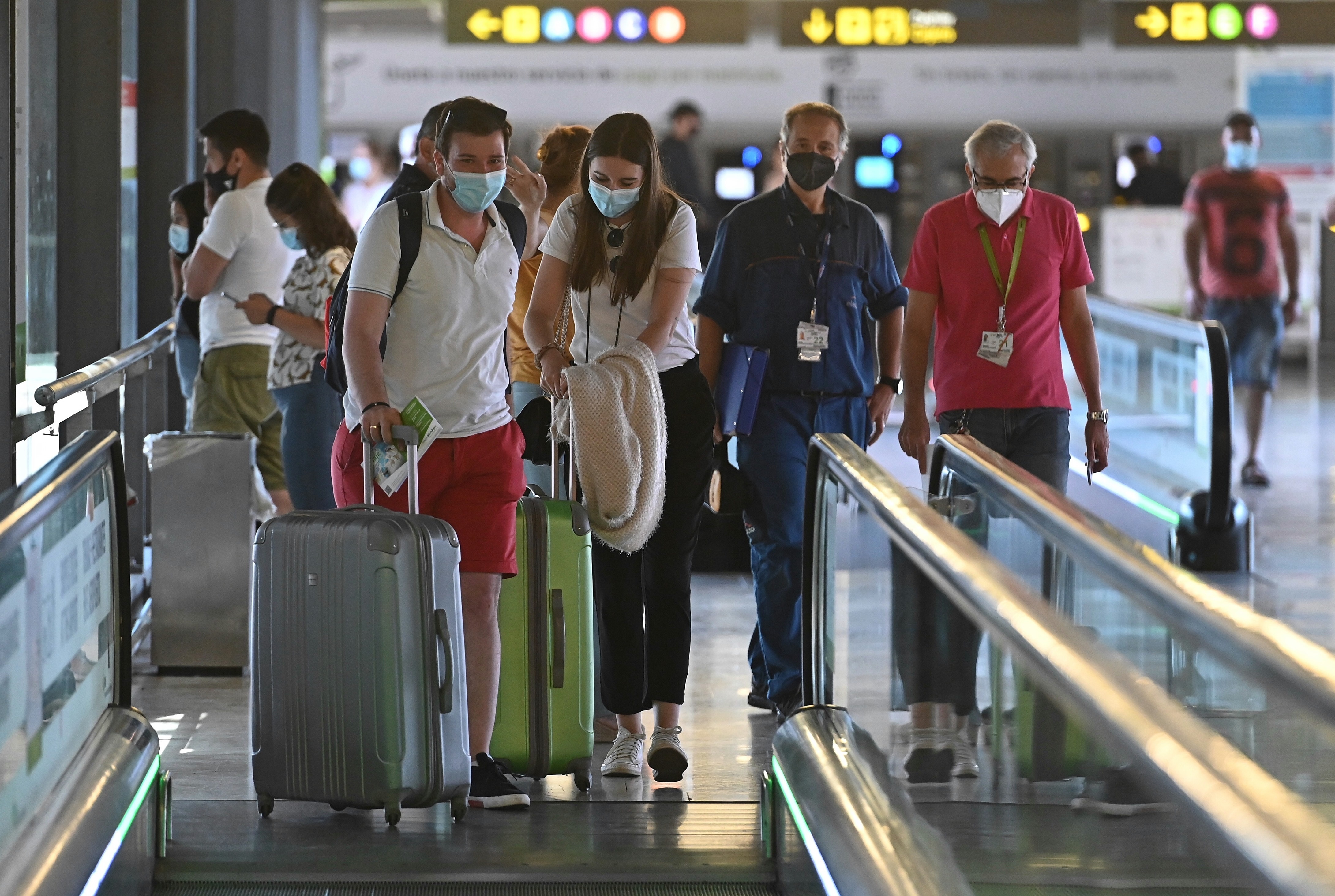 Varios turistas caminan por la terminal 4 del aeropuerto Adolfo Suárez Madrid Barajas. EFE/Fernando Villar/Archivo