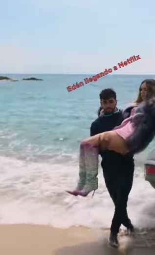 Belinda evitó tocar el agua con sus costosas botas, pero sí caminó con ellas sobre la arena. (Captura: @netflixmx/Instagram)