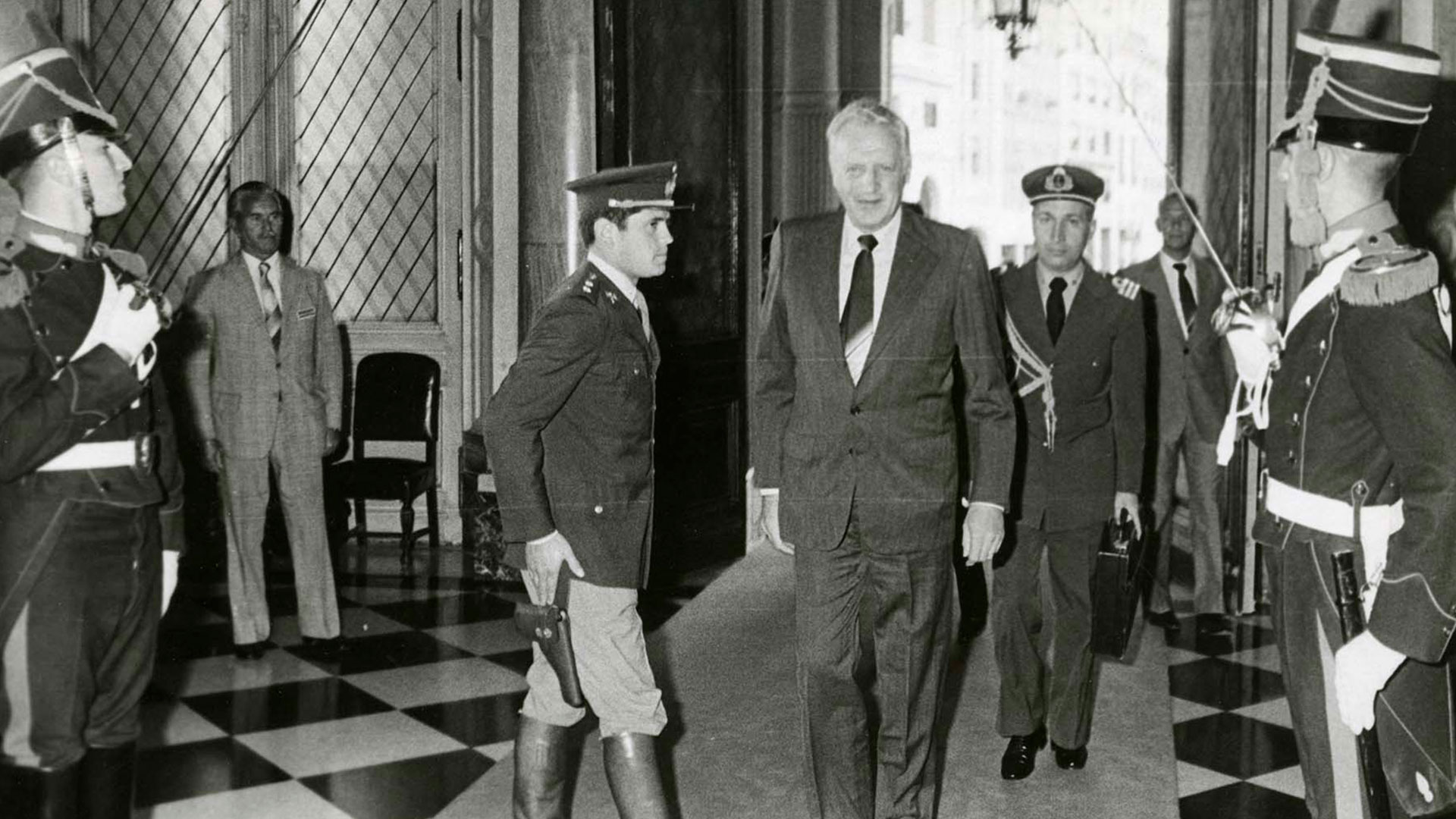 Galtieri durante la guerra de Malvinas en la Casa Rosada (Víctor Bugge)