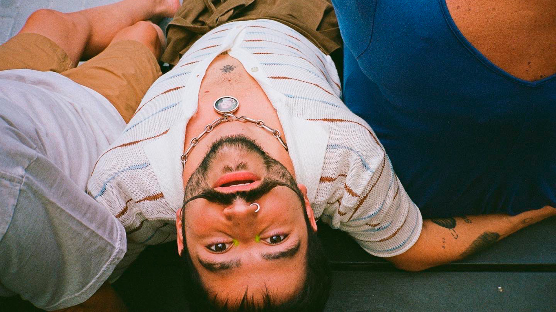 El intérprete colombiano también dio a conocer la fecha de lanzamiento de algunos de los temas que integrarán el disco. Foto: Twitter @CamiloMusica