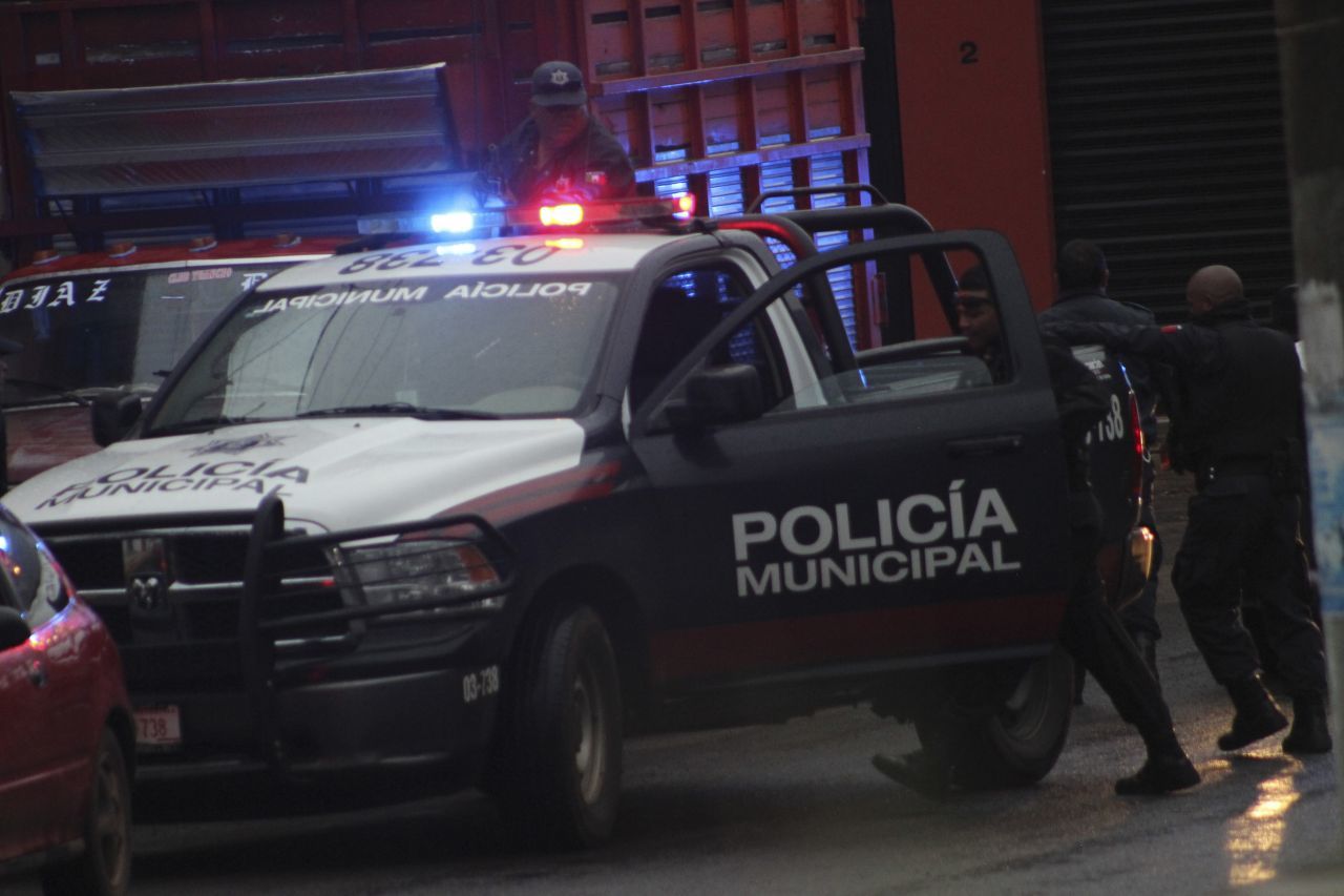 Raúl Fernández León fue obligado a subir a una patrulla a punta de golpes y jaloneos. (FOTO: JUAN JOSÉ ESTRADA SERAFÍN /CUARTOSCURO.COM)