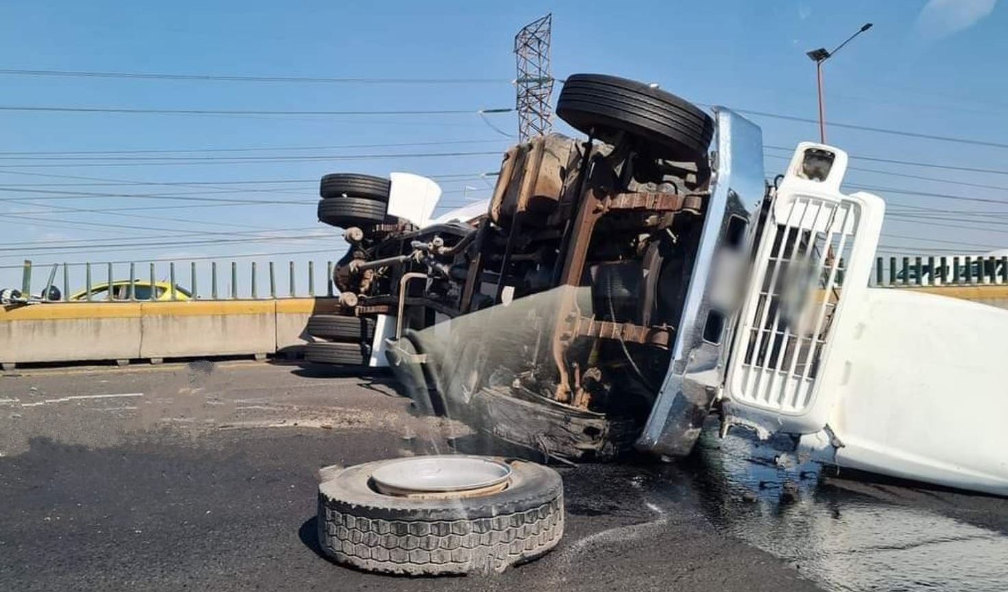 Caos en la México-Pachuca: una pipa repleta de gas se volteó a la altura de Ecatepec (Foto: Guardia Nacional de Carreteras)