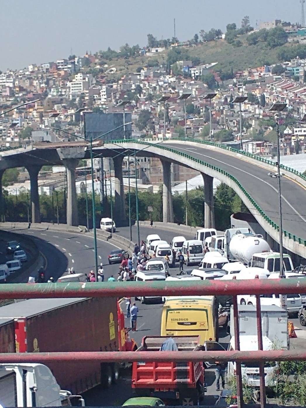 El bloqueo provocó filas de más de 30 km de largo. @Sarahbellou