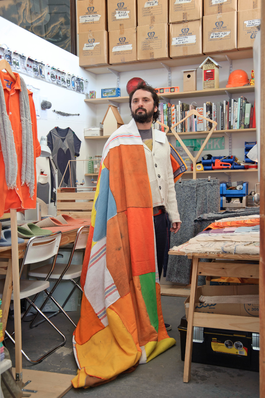 Libedinsky envuelto en su obra tapiz, hecha con franelas compradas a los limpiavidrios del barrio de Recoleta (foto: Pompi Gutnisky)