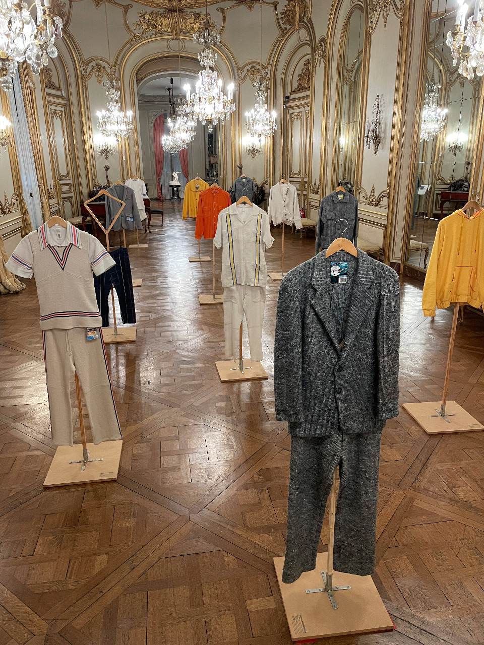 Los uniformes que conforman la serie Míster Trapo están elaborados con artículos de limpieza (foto: Gaspar Libedinsky - MNAD)