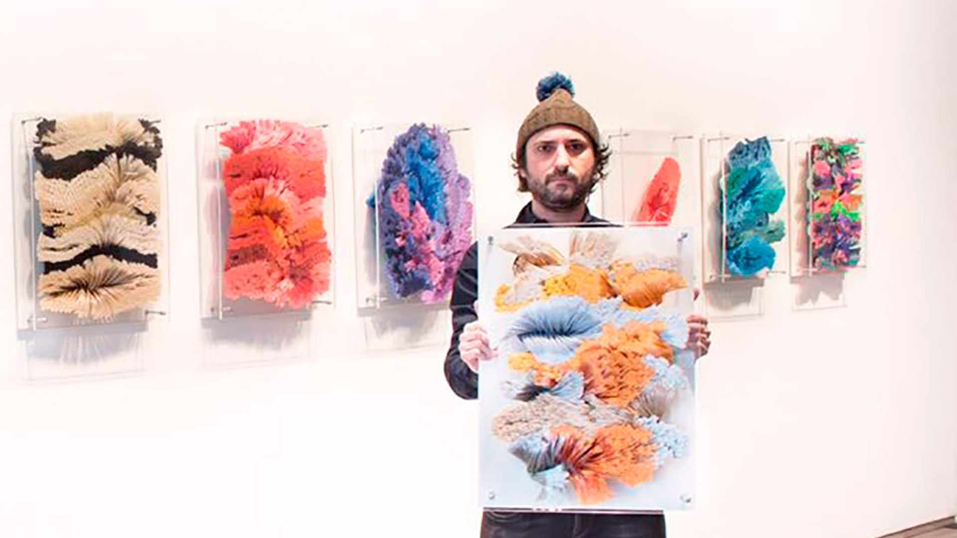 Una de las ideas-fuerza de la obra es la transformación de lo ordinario en extraordinario