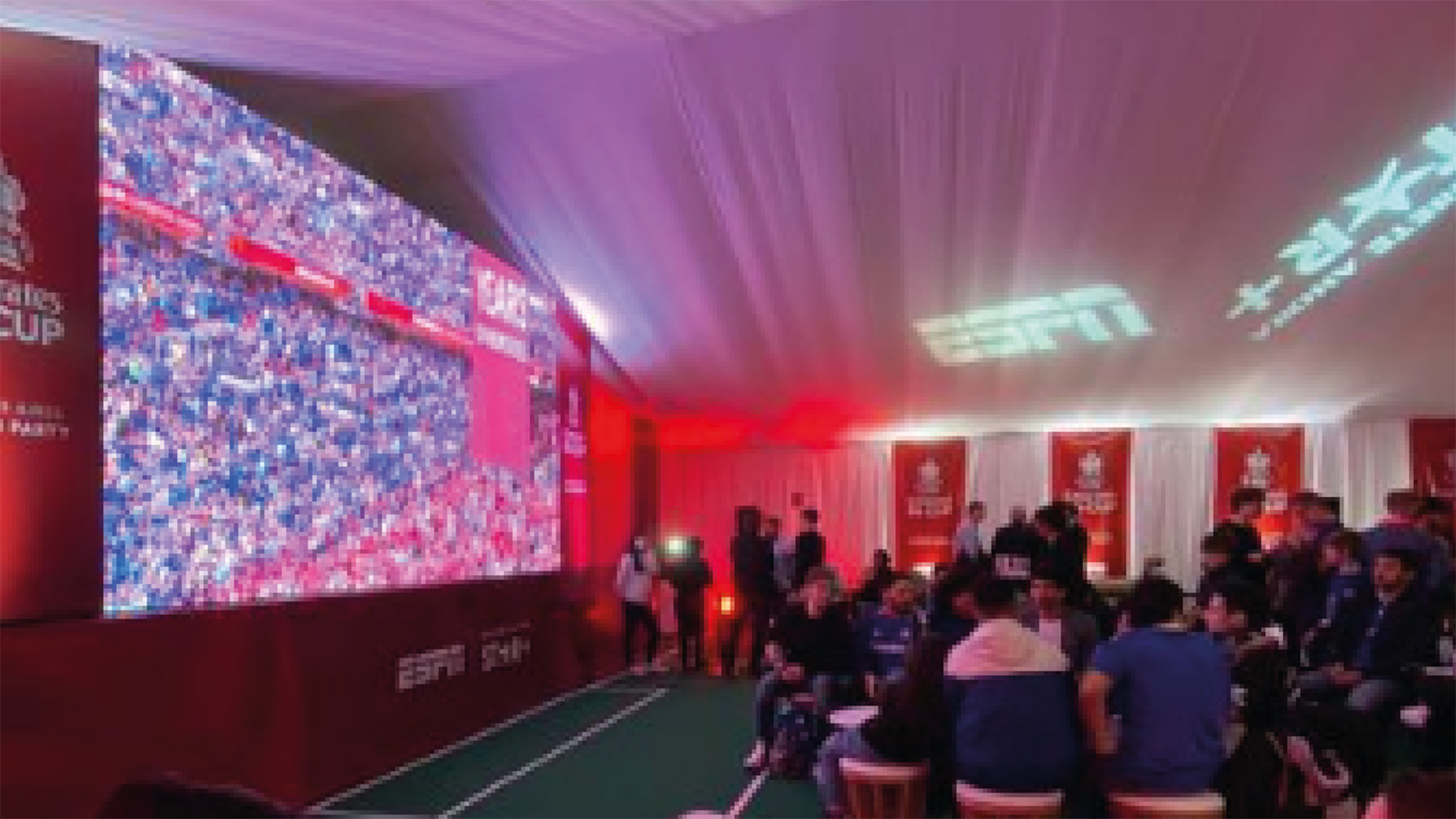 La Embajada Británica reunió a fanáticos del Liverpool y del Chelsea para ver la final de la FA Cup.