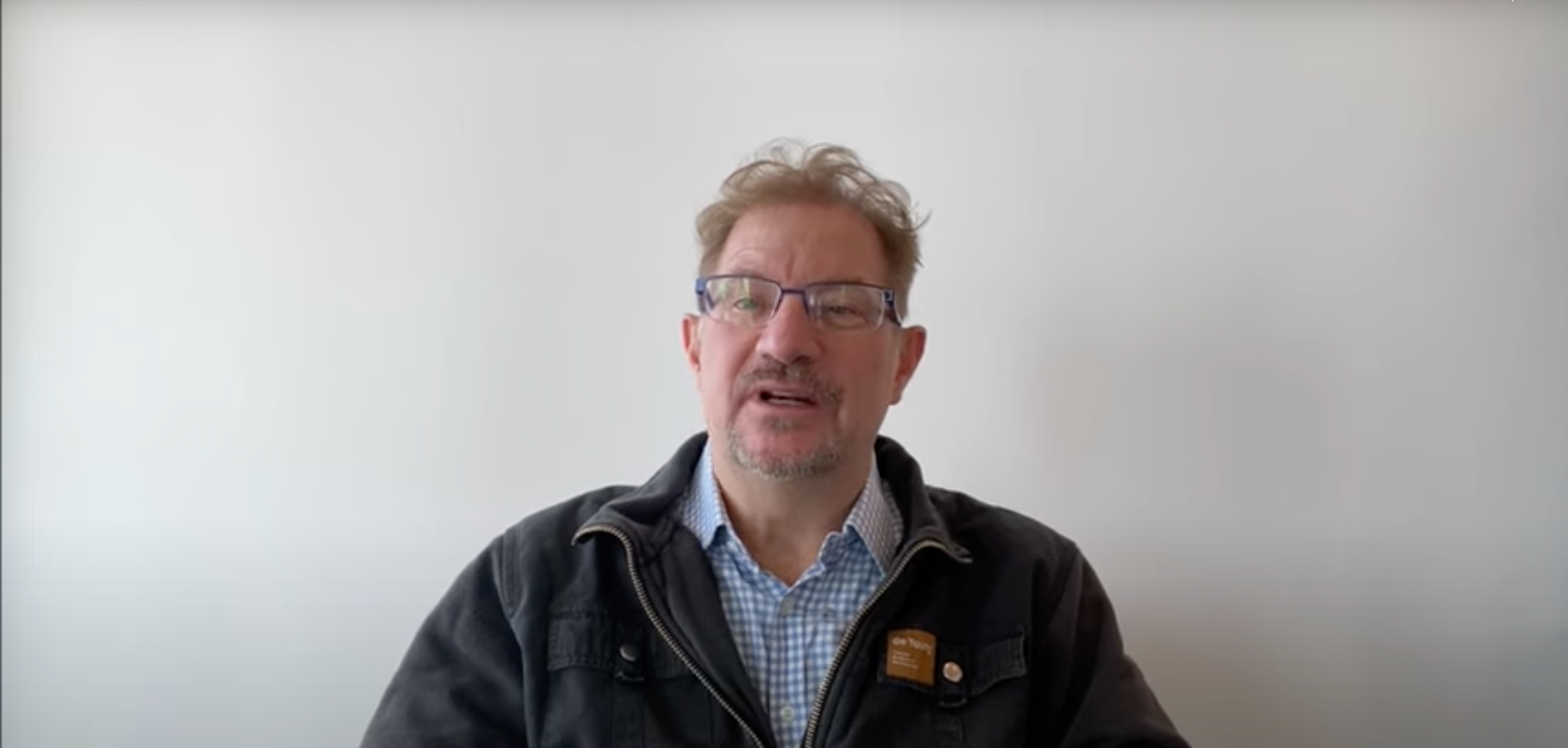 El escritor reapareció en un video publicado en Youtube (Captura de pantalla/YouTube/Andrés Roemer)