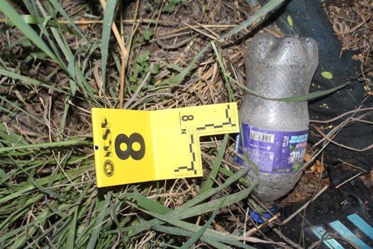 Botellas de agua encontradas en el sitio