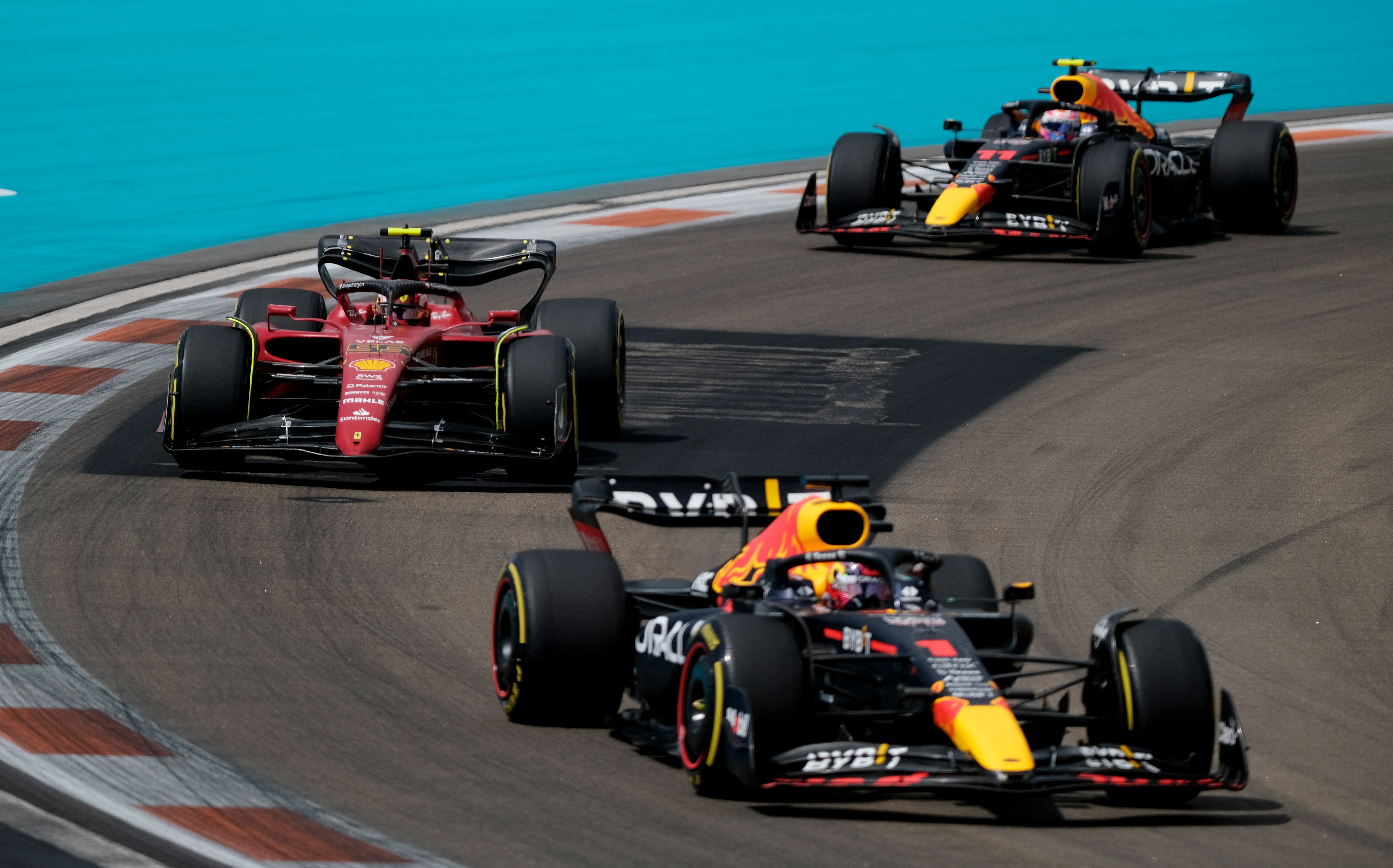 Checo Pérez presionó a Carlos Sainz tras el reinició del GP de Miami, mientras que Leclerc y Verstappen se escaparon adelante (Foto: REUTERS/Ricardo Arduengo)