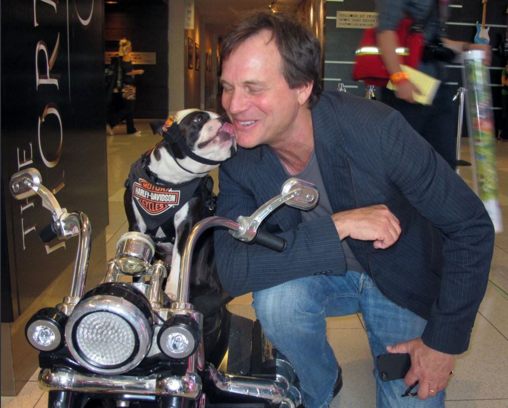 Chopper the Biker Dog con el actor Bill Paxton, quien falleció en 2017 (Foto: Twitter/@ChoperBikerDog)