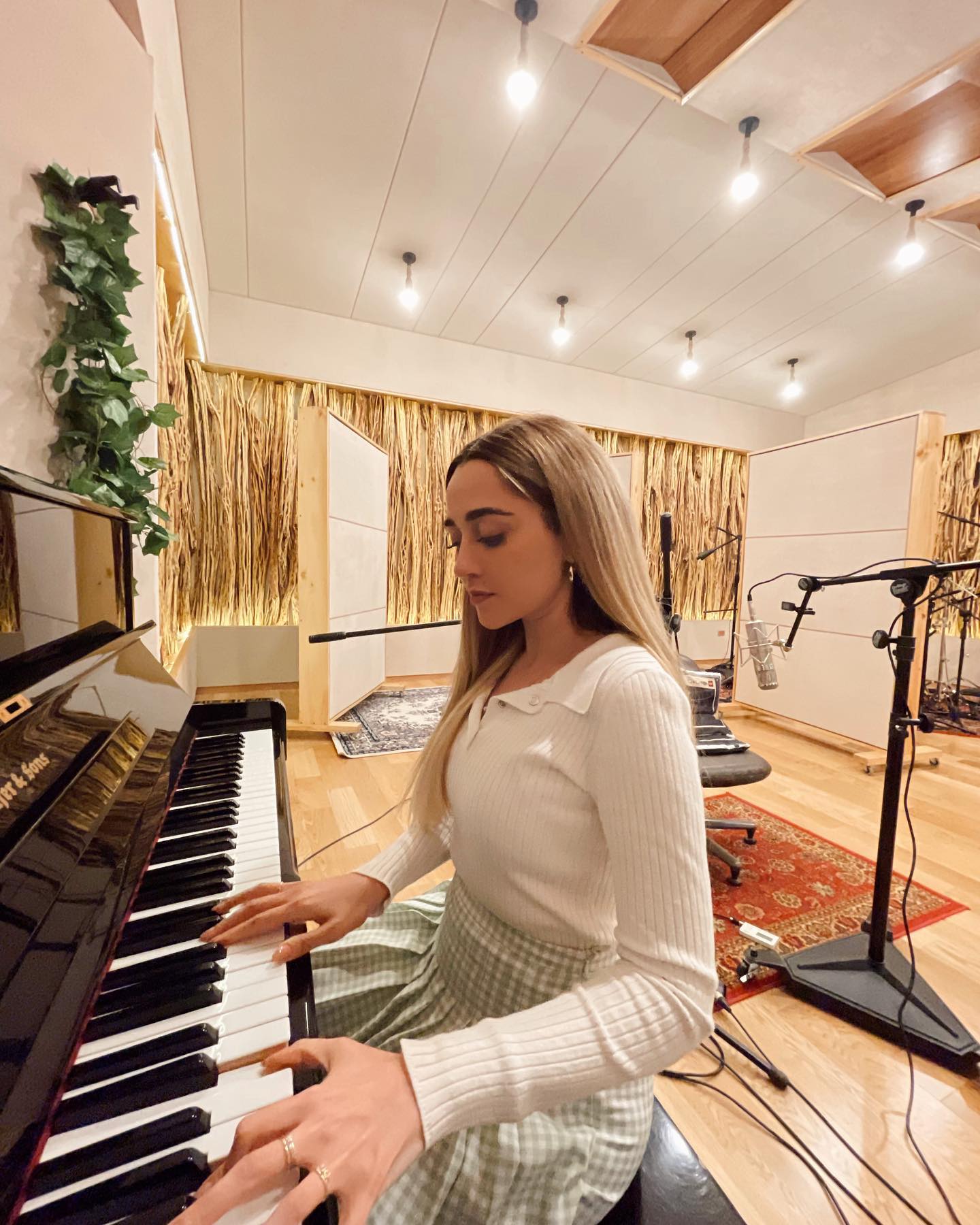 La joven lanzará su álbum debut este 17 de mayo (Foto: Ig/@carolinaross)