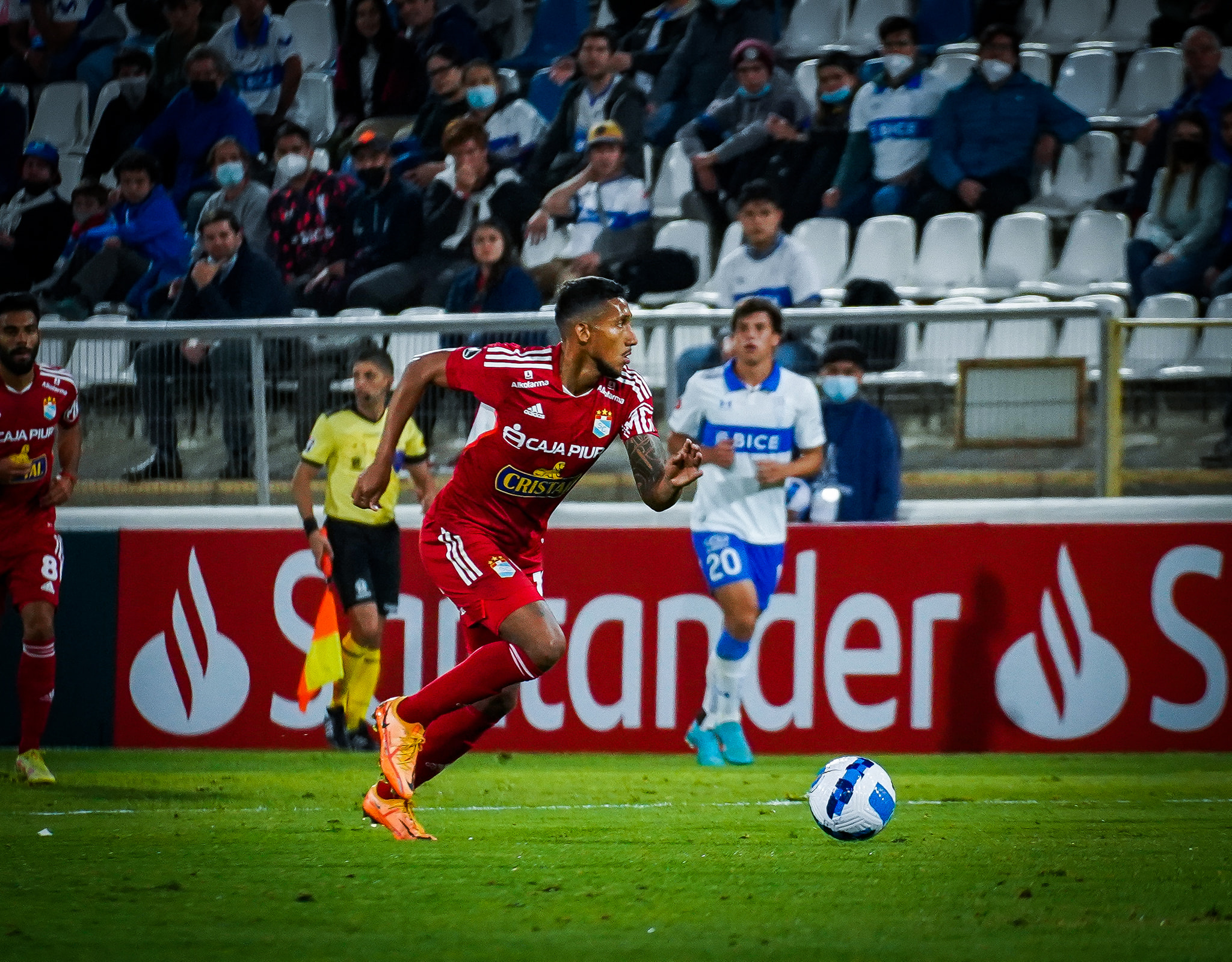 Christofer Gonzales en acción ante la Universidad Católica de Chile por Copa Libertadores 2022. | Foto: Sporting Cristal