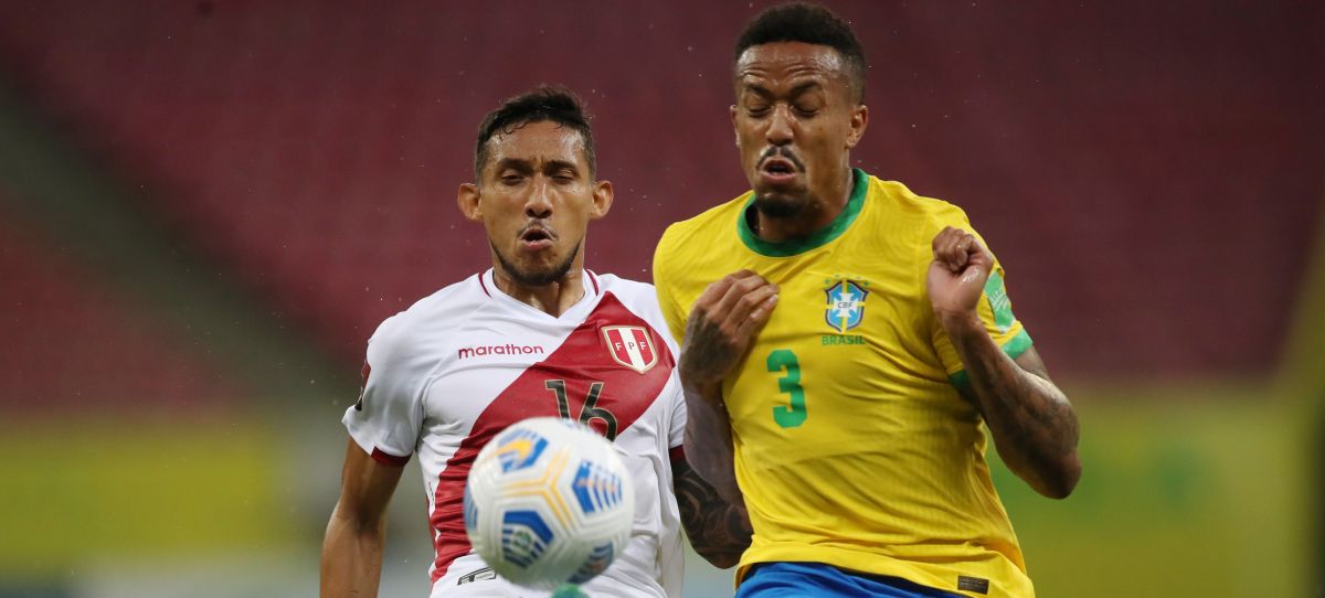 Christofer Gonzales disputando un balón con Éder Militao en un Perú vs. Brasil. | Foto: Reuters