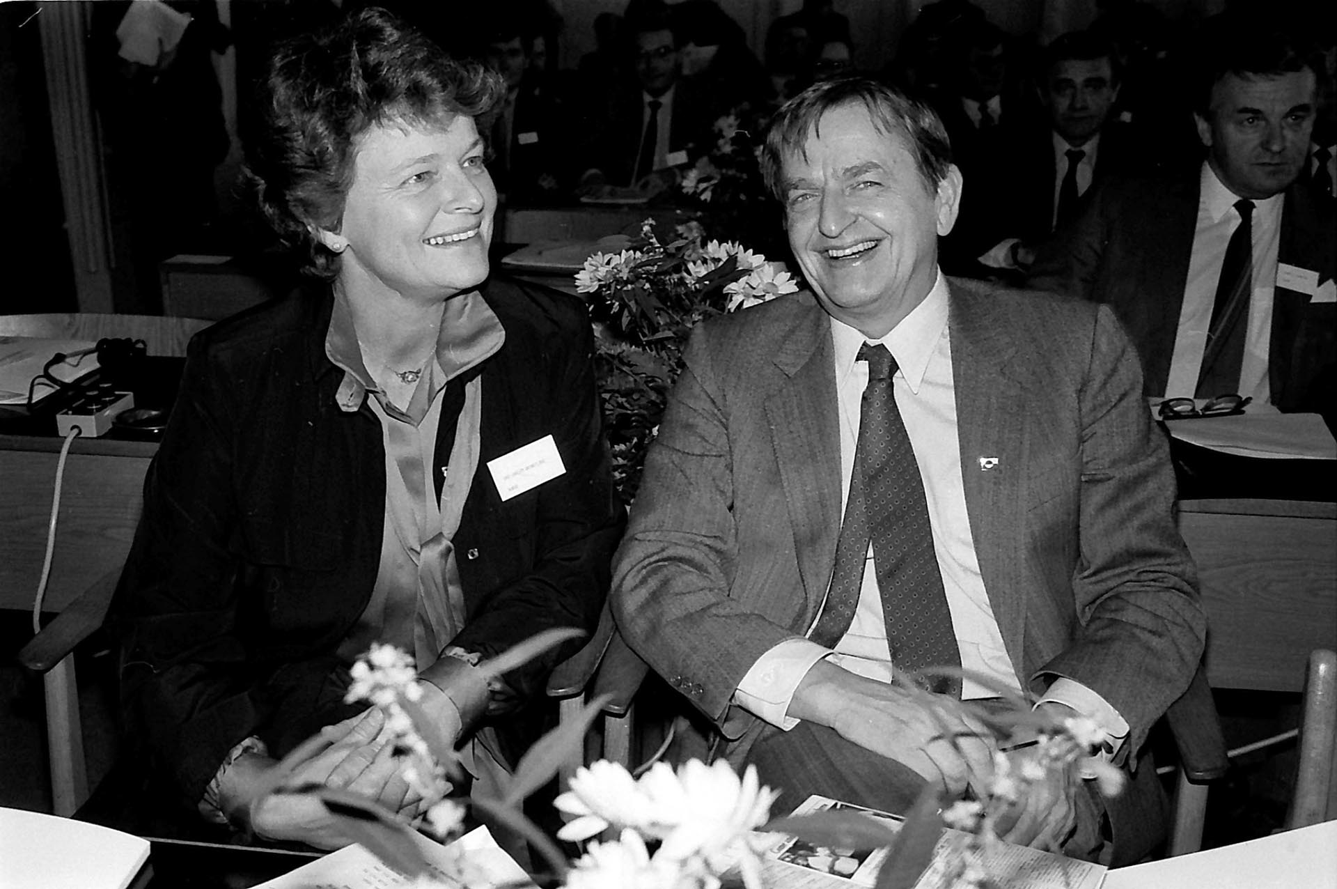 El primer ministro sueco, que sería asesinado en la década del ochenta, Olof Palme dialogó con los rehenes para que convencieran a los captores de entregarse. Pero los rehenes pidieron por los dos delincuentes que los tuvieron seis días cautivos