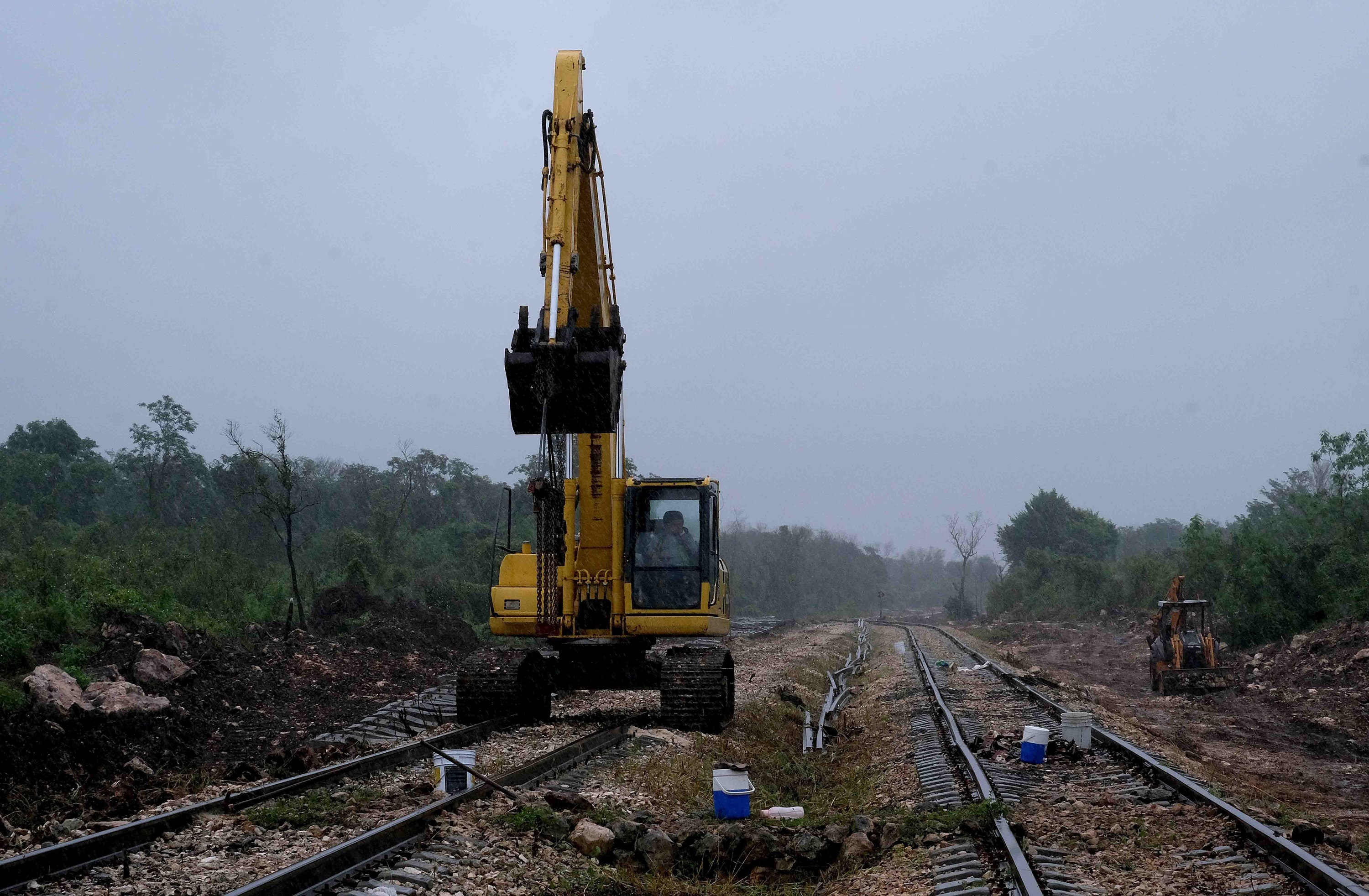 Trabajadores laboran en la construcción del Tren Maya, el viernes 5 de febrero de 2021, en el municipio de Maxcanú, en el estado de Yucatán (México). EFE/ Cuauhtémoc Moreno/Archivo