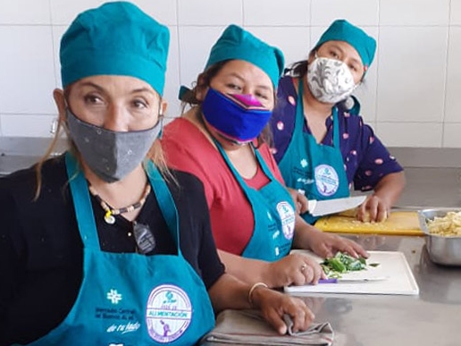 Aldana Gherardi (adelante) y María Blanco (en el centro), referentes de dos comedores del partido de La Matanza, durante uno de los talleres que se dictan en el Mercado Central (Imagen: gentileza Área de Alimentación Sana, Segura y Soberana del Mercado Central)