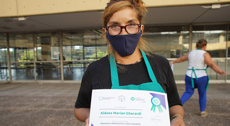 Aldana Gherardi con su primer diploma de uno de los talleres de Alimentación y Cultura Saludable (Imagen: gentileza Área de Alimentación Sana, Segura y Soberana del Mercado Central)