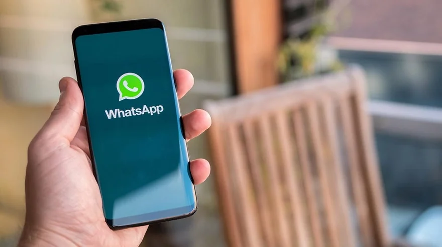 Celular con el logo de WhatsApp (Foto: iProfesional)