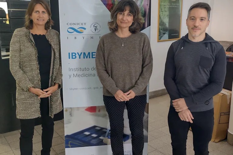 Los investigadores Marina Simian, Adriana De Siervi y Diego Pallarola desarrollaron Oncoliq, que es un test para detectar cáncer (Foto: Conicet)