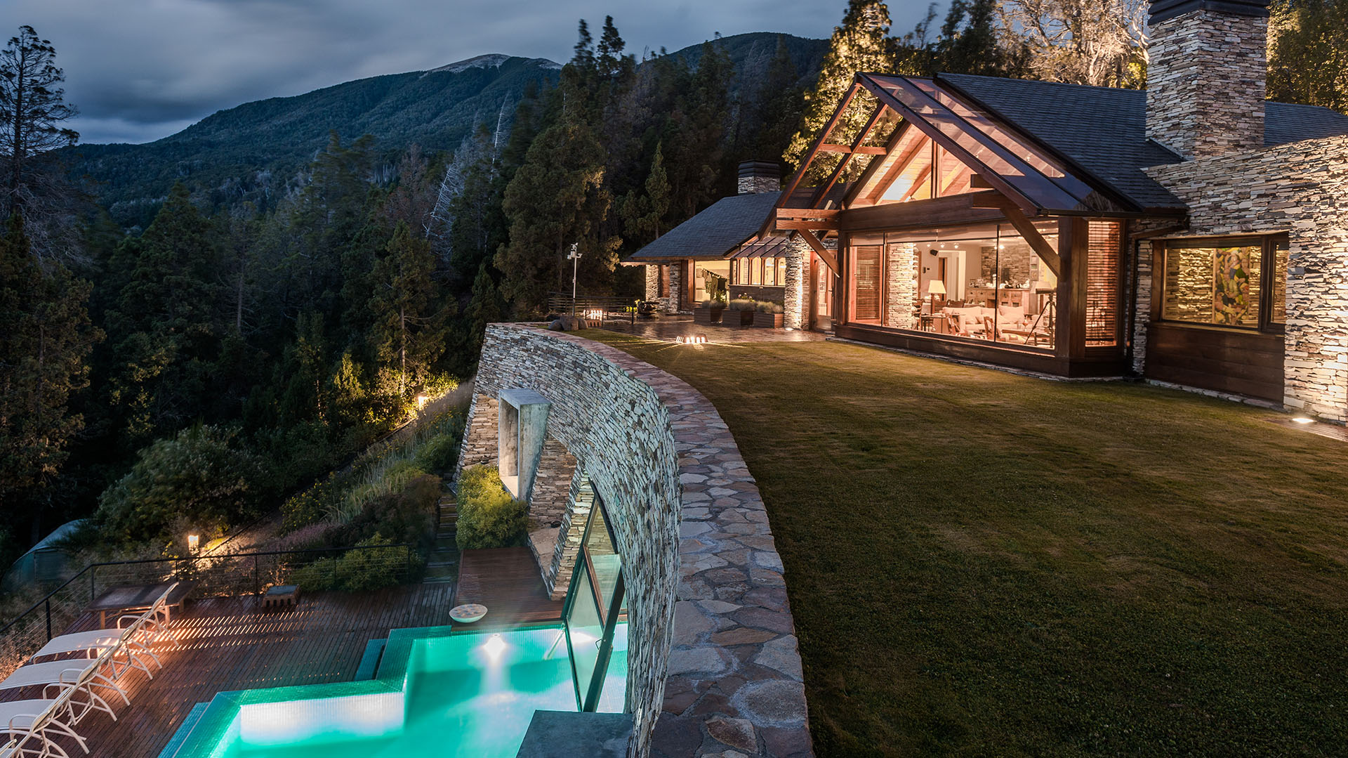 Una vivienda en un terreno con desnivel, hay que prestar mucha atención a cómo realizar la obra y asegurarla bien para no sufrir grandes daños ante movimientos sísmicos