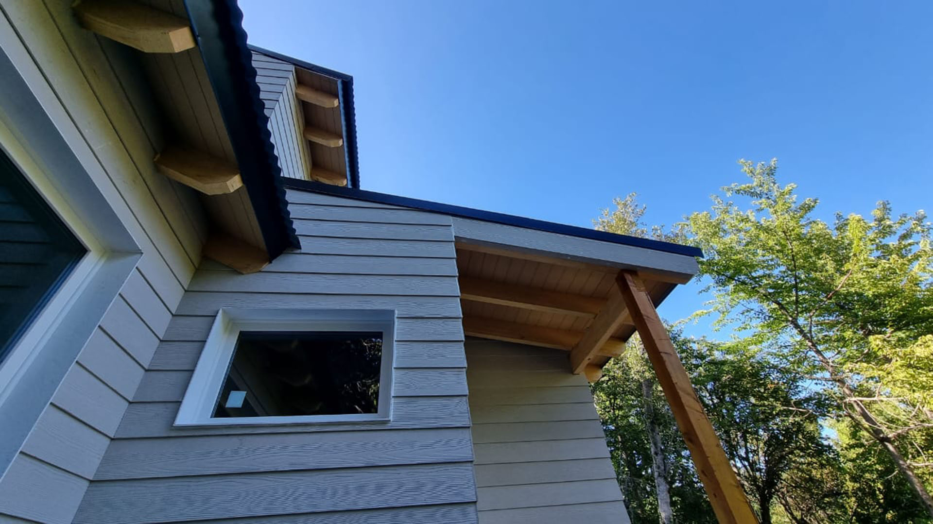 Como el sistema de Paneles SIP dispone de un certificado técnico que sólo permite hacer dos niveles, al agregar uno más, la primera planta debe hacerse en otra estructura que puede ser metálica o de hormigón