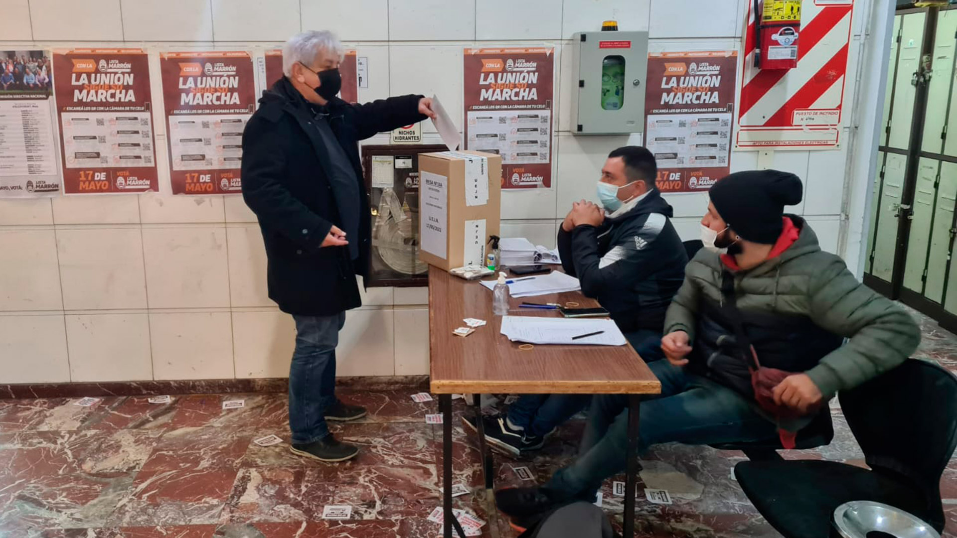 Julio Piumato al momento de votar en las elecciones de la UEJN.