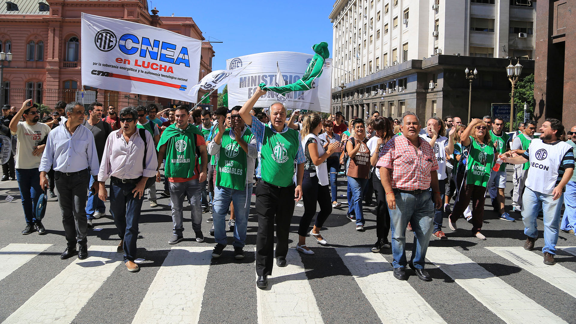 El fruto del ajuste se vería por el lado de un crecimiento del empleo privado, que absorbería gradualmente el exceso de empleo público y los planes sociales (NA)