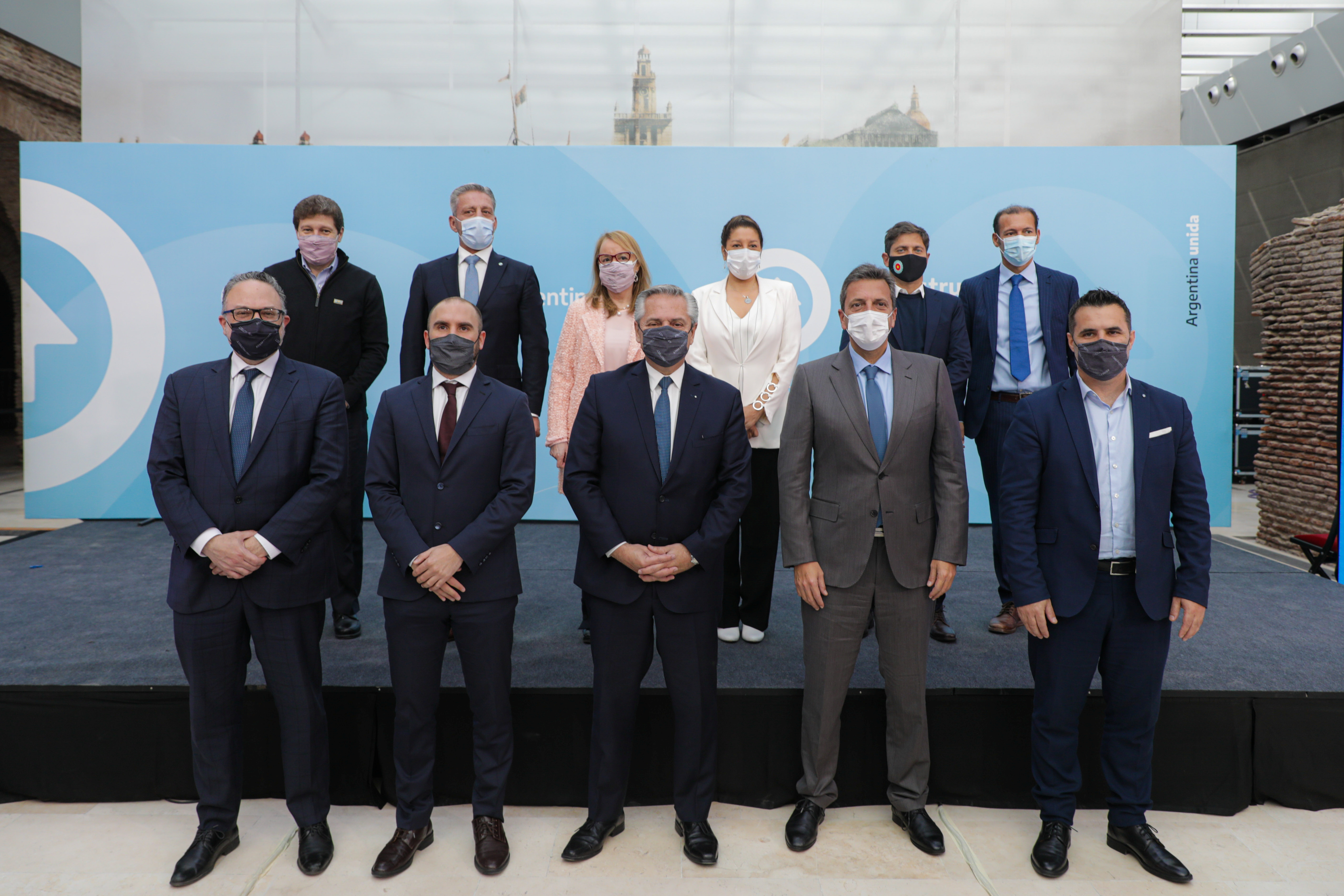 El presidente Alberto Fernández y funcionarios de su gabinete, junto al gobernador Axel Kicillof y mandatarios patagónicos. (Esteban Collazo, Presidencia)