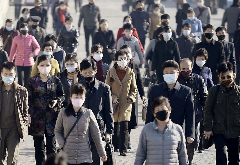 FOTO DE ARCHIVO: Personas con mascarillas se desplazan en Pyongyang, Corea del Norte. 30 de marzo de 2020, en esta foto publicada por Kyodo. Crédito obligatorio Kyodo/vía REUTERS