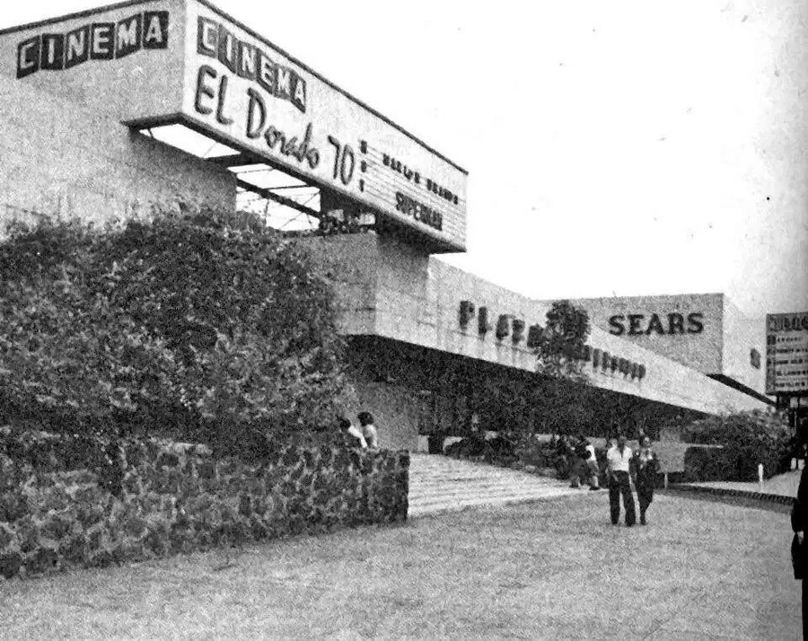 A causa de la construcción de la Plaza Satélite, el precio de los terrenos aledaños subieron de precio a finales de la década de los 70. Fotos de twitter: @andresguzbj