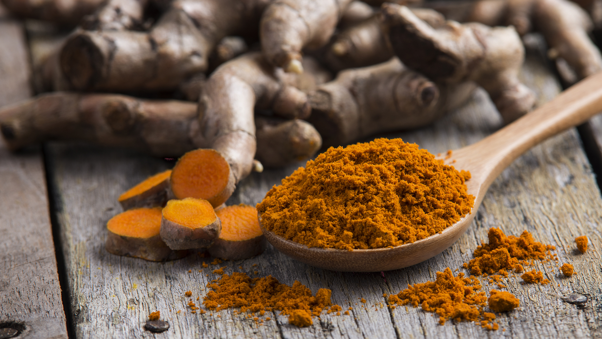 La curcumina puede ayudar a prevenir el daño a las células cerebrales relacionado con la inflamación crónica y el estrés oxidativo (Getty)