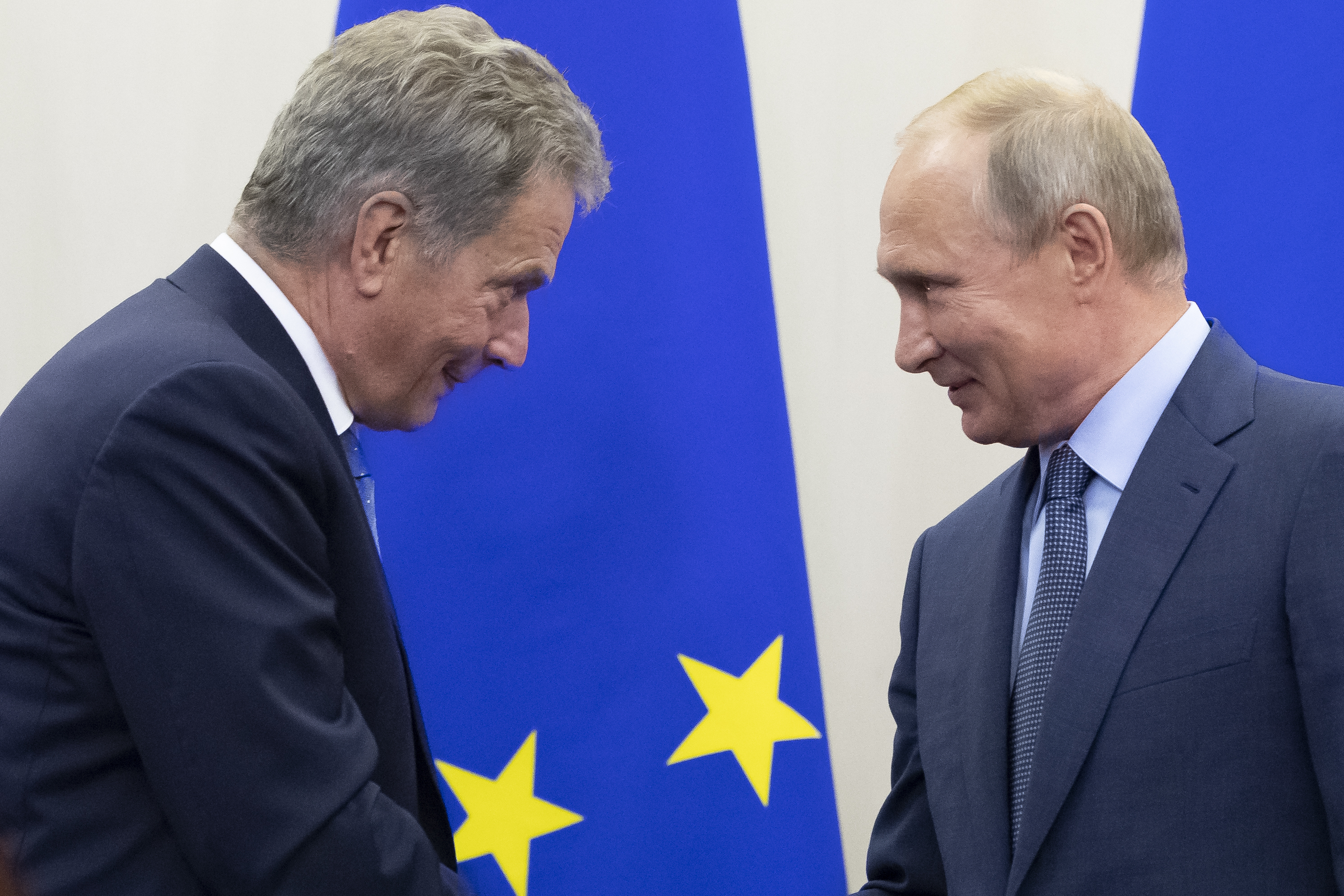 ARCHIVO - El presidente ruso, Vladimir Putin, a la derecha, le da la mano al presidente finlandés, Sauli Niinisto, después de una conferencia de prensa conjunta luego de su reunión en la residencia Bocharov Ruchei en el centro turístico de Sochi, en el Mar Negro, Rusia, el miércoles 22 de agosto de 2018. (Foto AP /Pavel Golovkin, Piscina, Archivo)