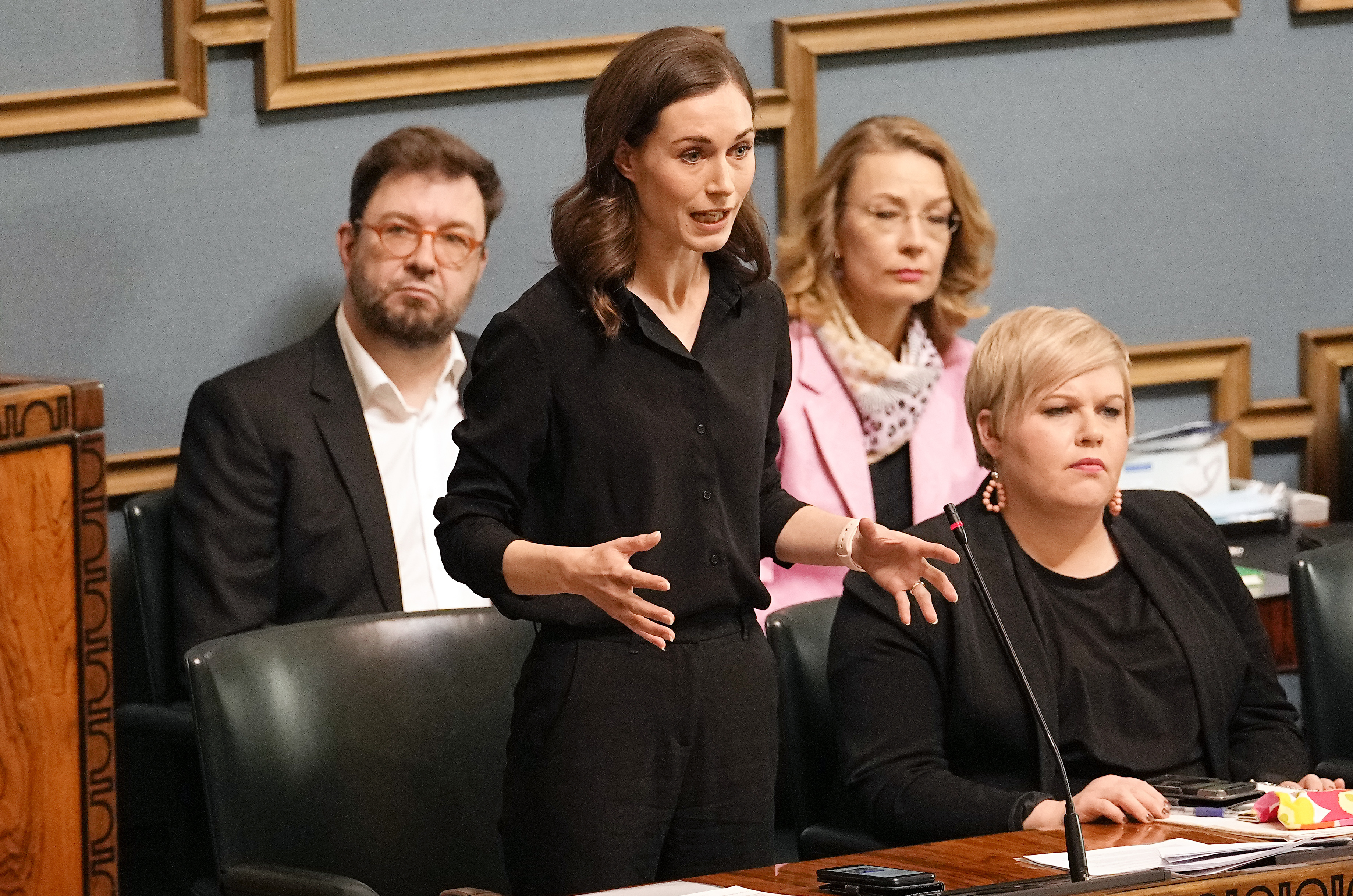 La primera ministra de Finlandia, Sanna Marin, habla en el Parlamento finlandés en Helsinki, Finlandia, el lunes 16 de mayo de 2022. (Foto AP/Martin Meissner)