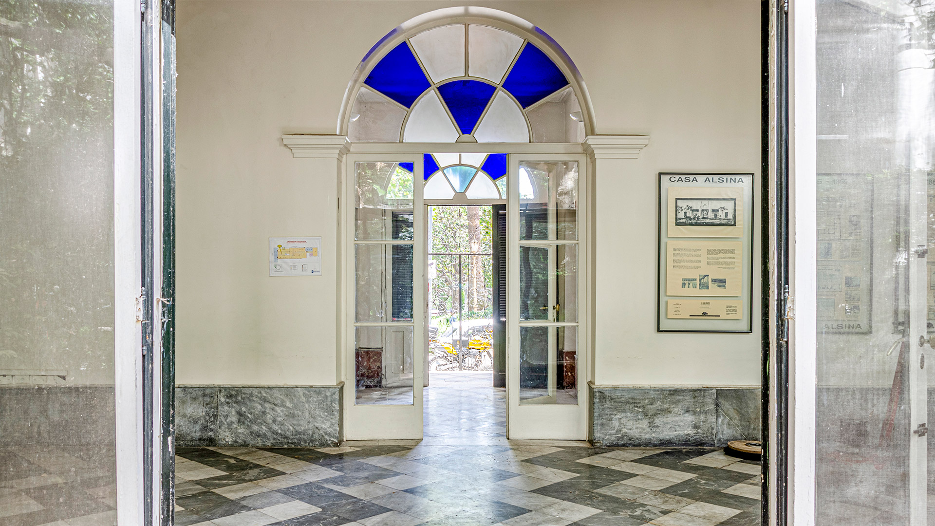 Una de las áreas de la propiedad que conecta con el patio. Mosaicos y puertas altas son parte de la escenografía del inmueble