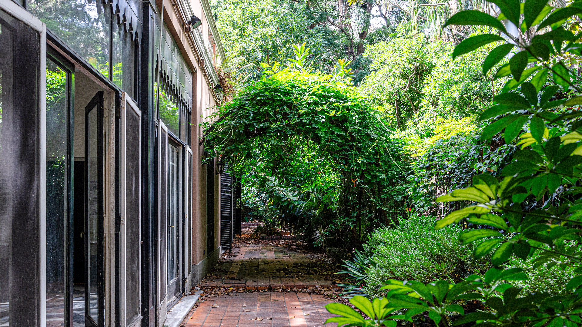 Con plantas y árboles de más de 100 años en su exterior