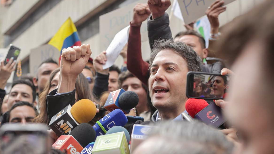 Daniel Quintero desde las afueras de la Procuraduría este viernes 13 de mayo. Foto: prensa Quintero.